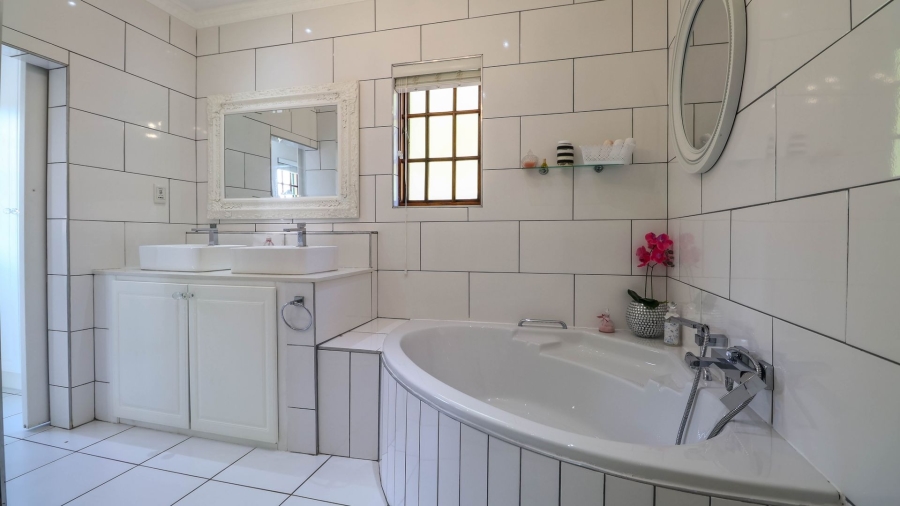 6 Bedroom Property for Sale in Kingfisher Creek Western Cape